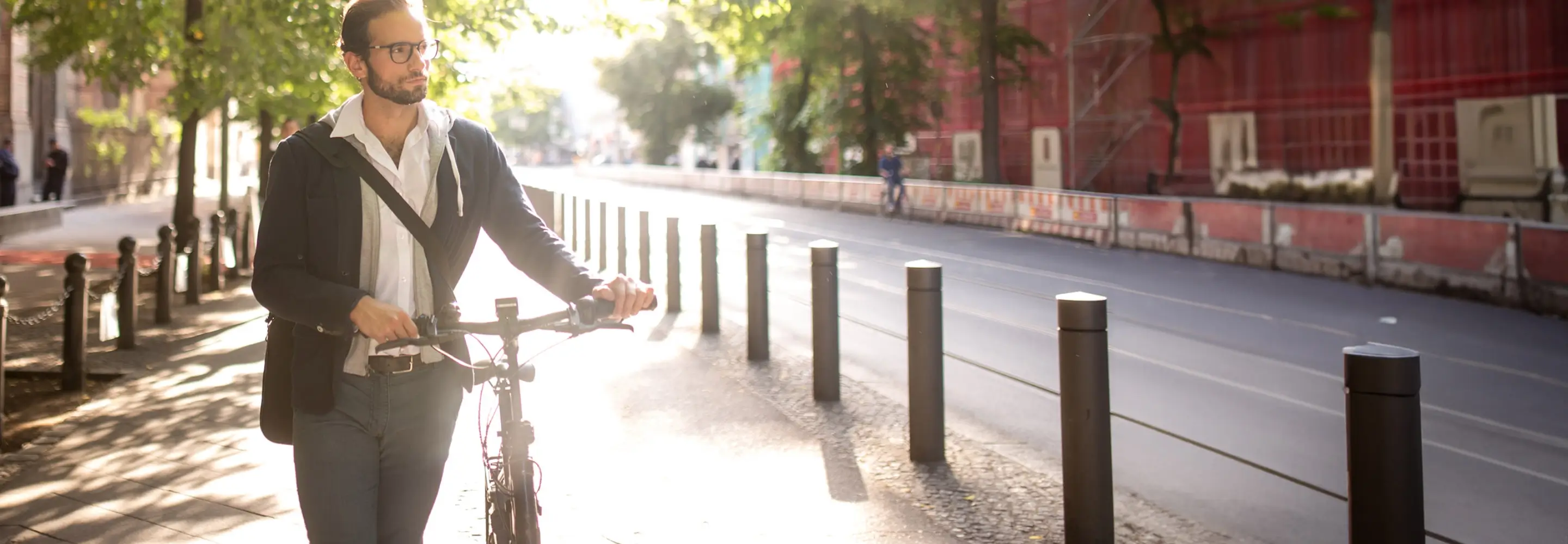 Uomo che porta una bicicletta