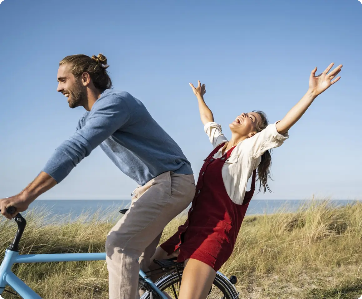 Coppia che si diverte in bicicletta