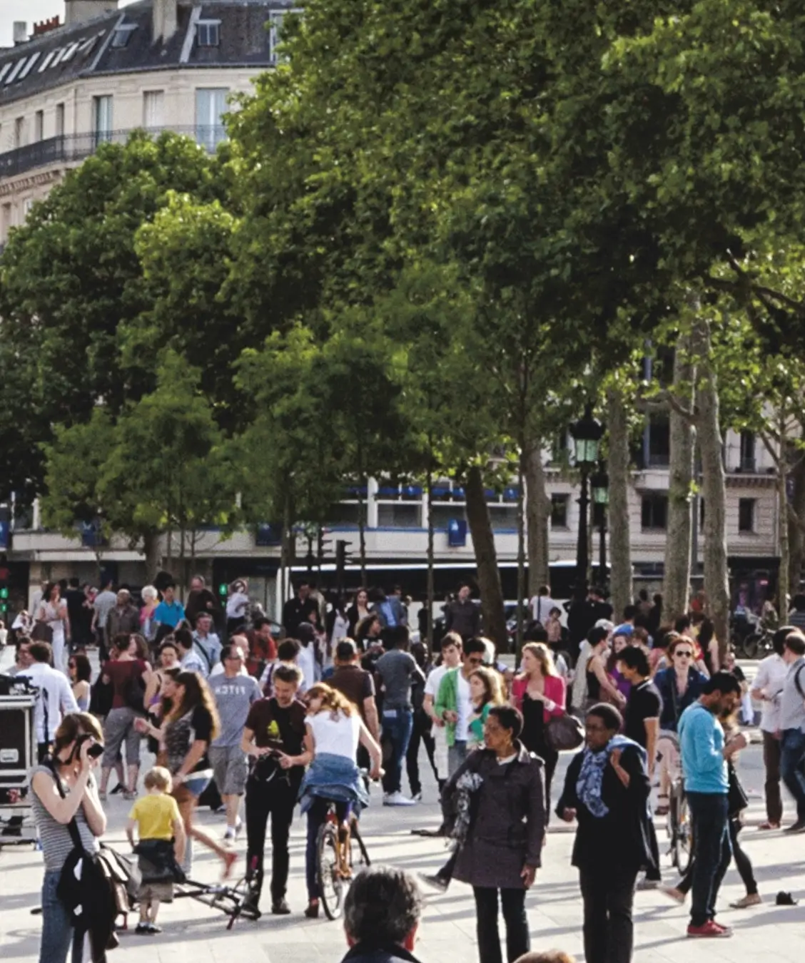 Folla di persone che cammina per strada