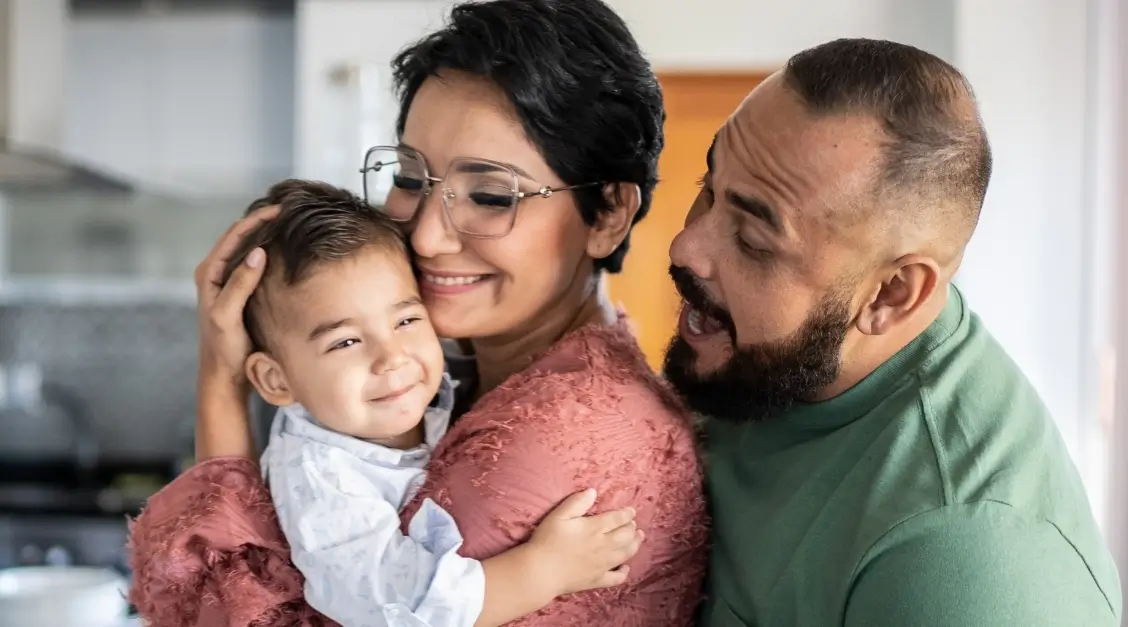 Famiglia che abbraccia un bambino