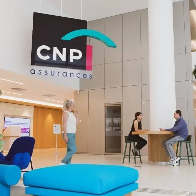 Edificio moderno con il logo "CNP Assurances".