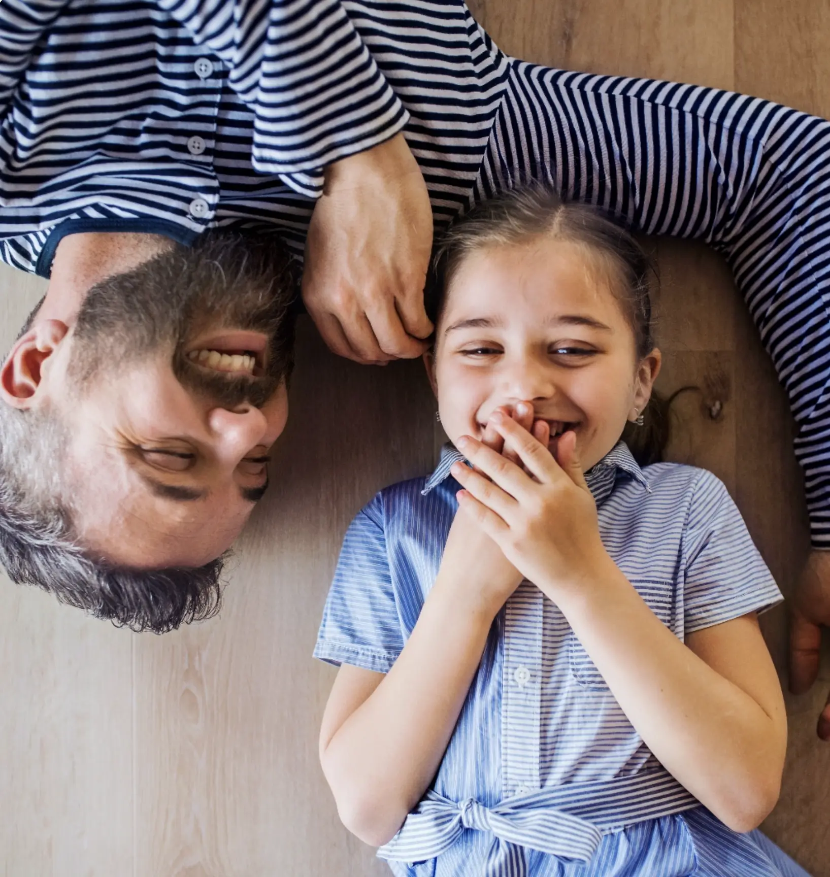 Papà che gioca con sua figlia