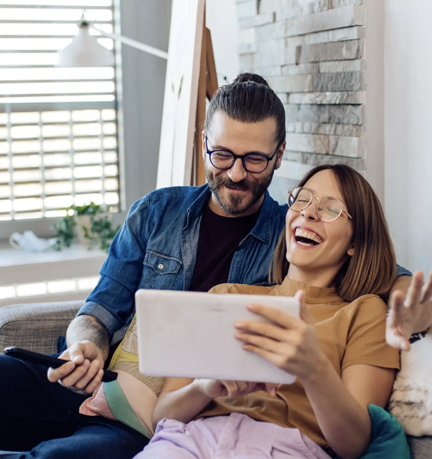 Famiglia che si rilassa insieme sul divano