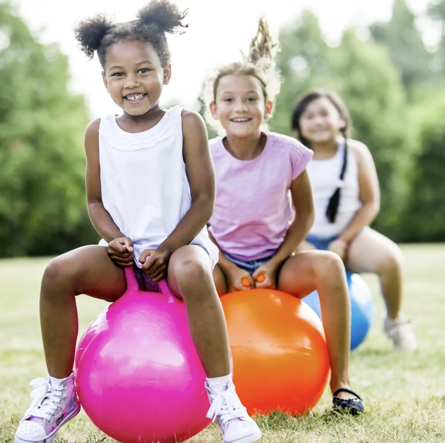 tre bambini che giocano con palle da ginnastica