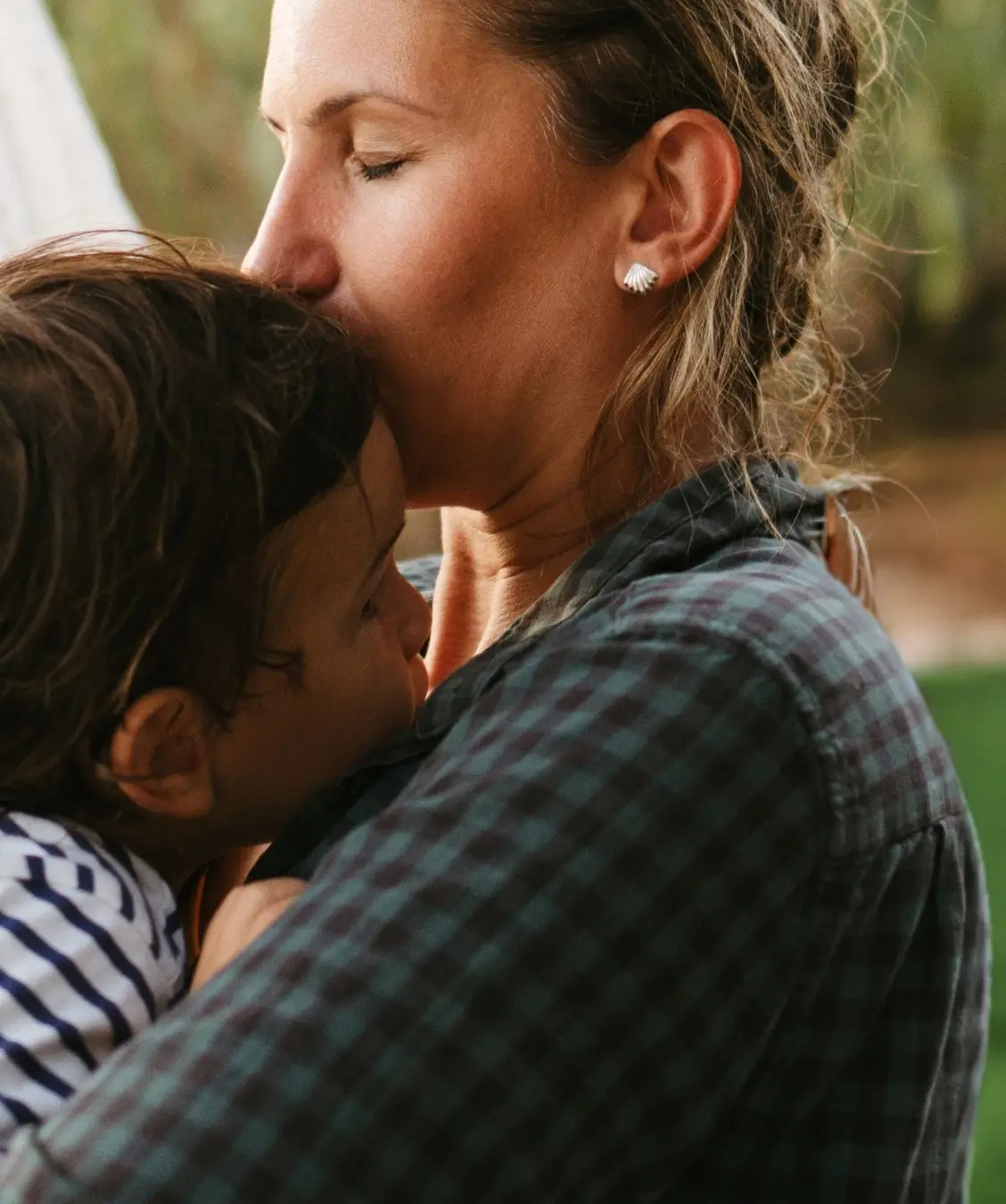 Madre che abbraccia il suo bambino piccolo